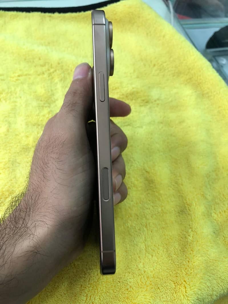 Apple iPhone 16 Pro Max 3