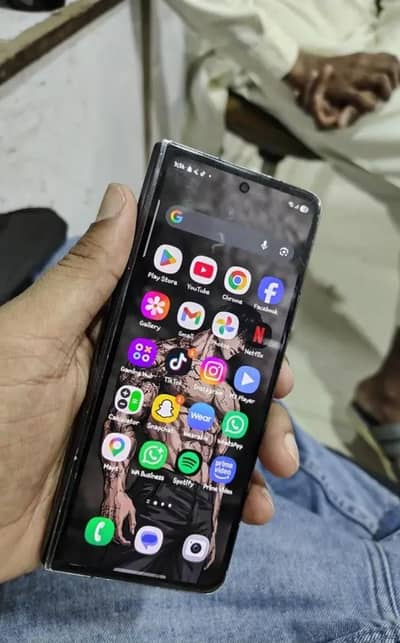 Samsung Mobile Z Fold 5 big screen not working