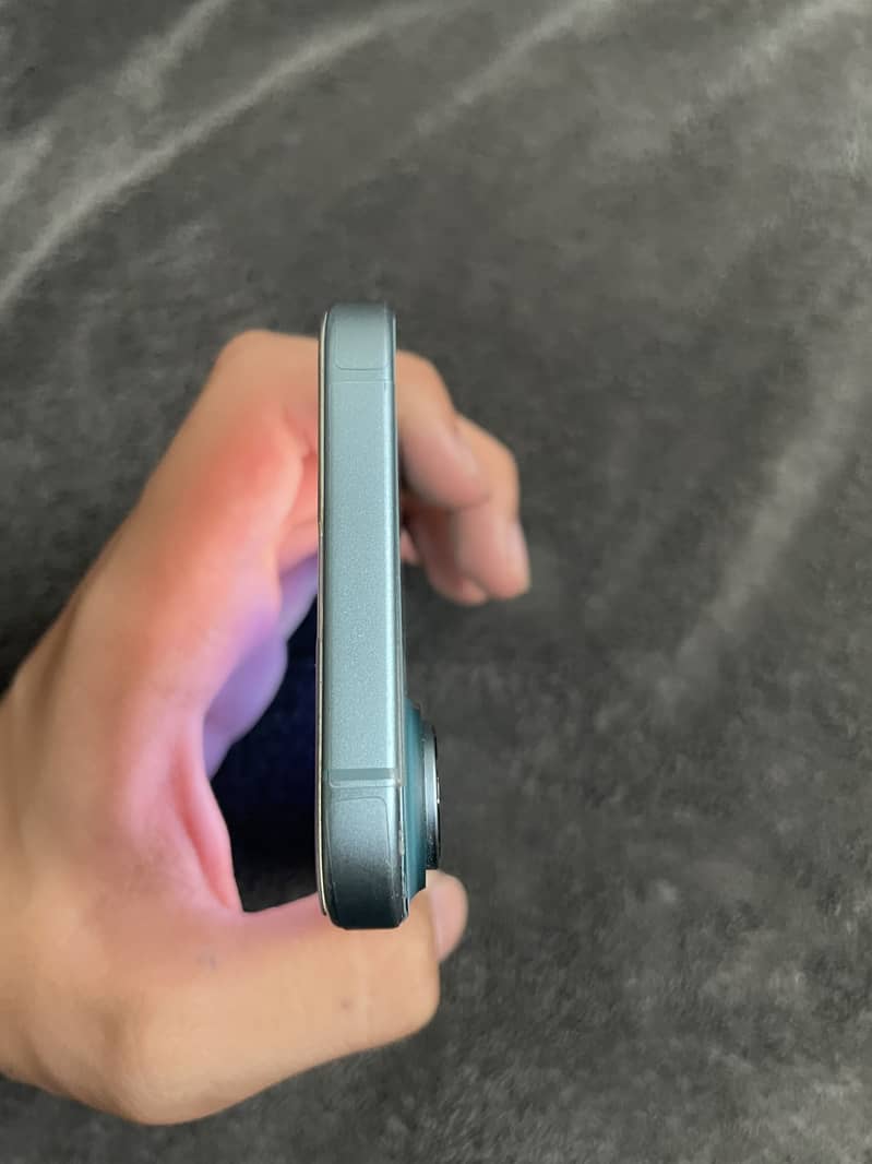 Apple iPhone 16 5