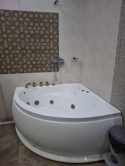 Premium Jacuzzi / Luxury Bathtub – Almost New Condition