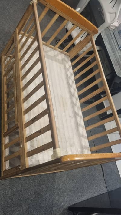 baby cot excellent condition slightly used move able with wheels