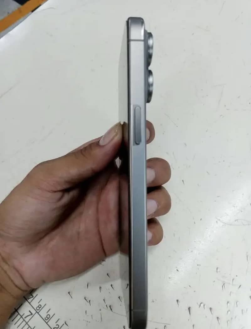 Apple iPhone 15 Pro Max 0