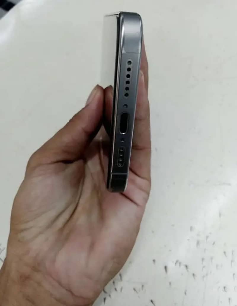Apple iPhone 15 Pro Max 2