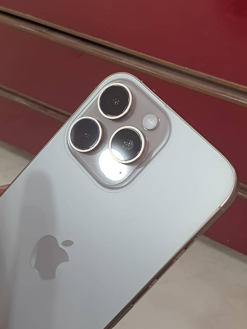 Apple iPhone 16 Pro Max 0