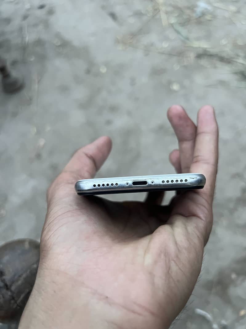 Apple iPhone X 4