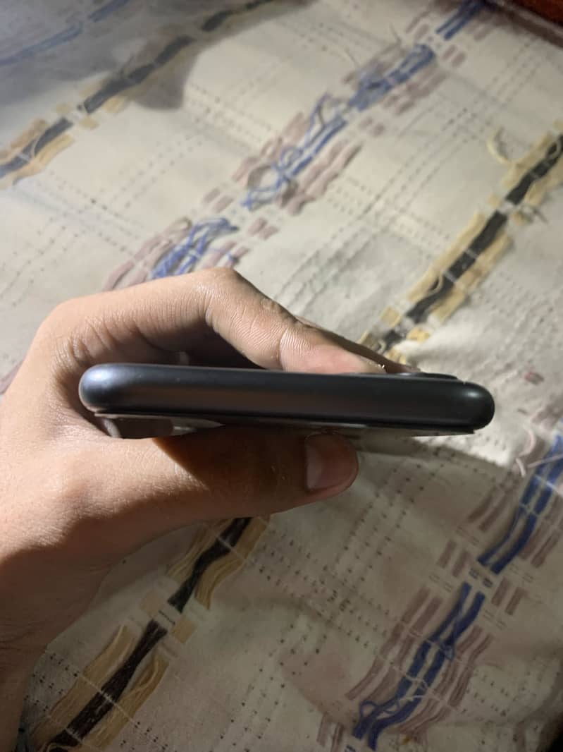 Apple iPhone 11 4