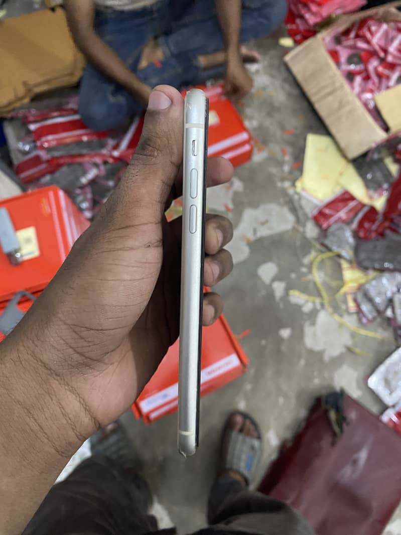Apple iPhone 11 3