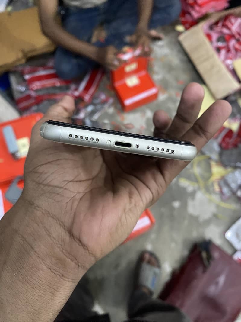 Apple iPhone 11 4
