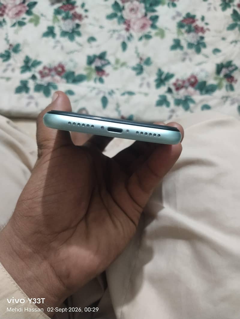 Apple iPhone 11 4