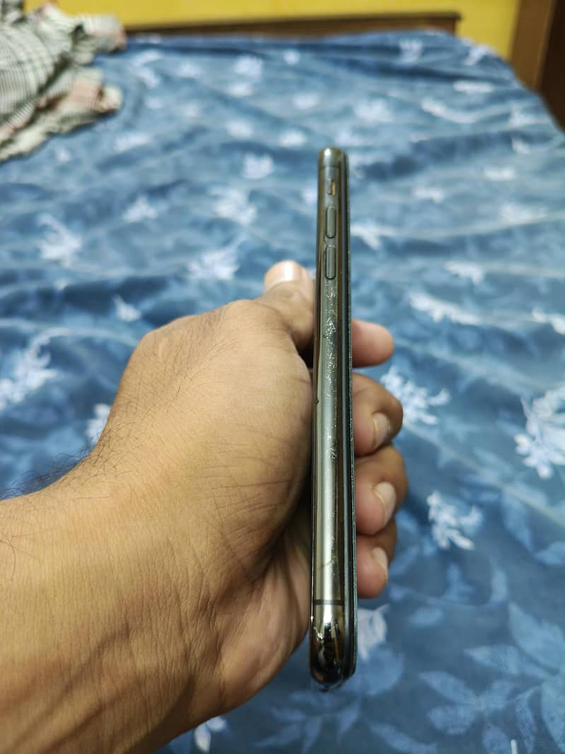 Apple iPhone X 4