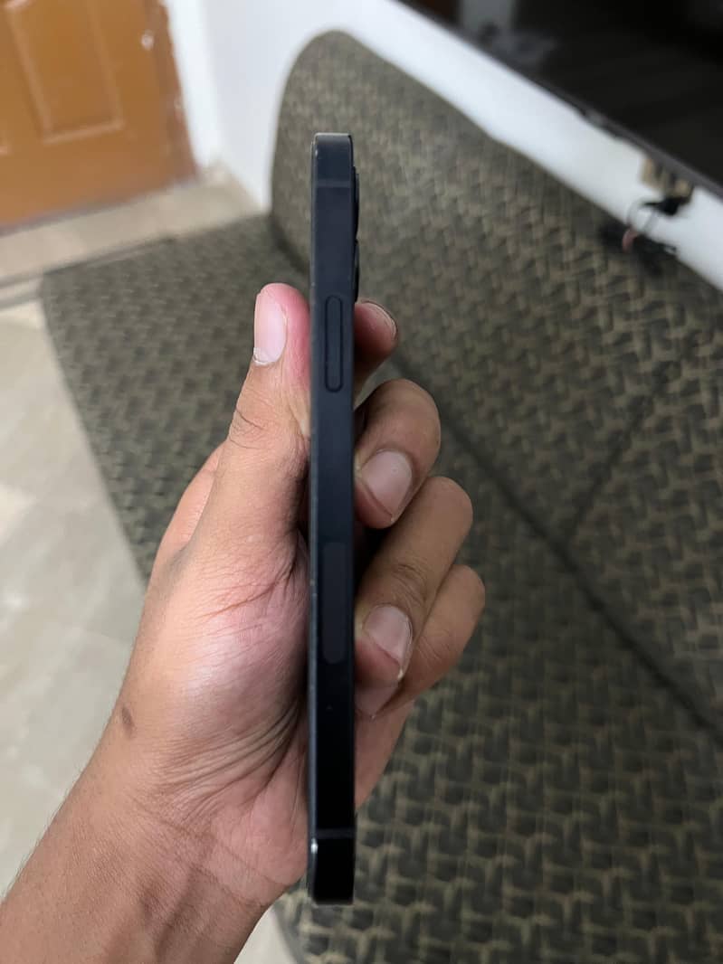 Apple iPhone 12 4