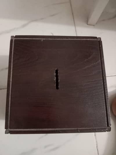 ya bohut acha piggy bank ha lakdi ka is ma easly paisa Jana kar saktA