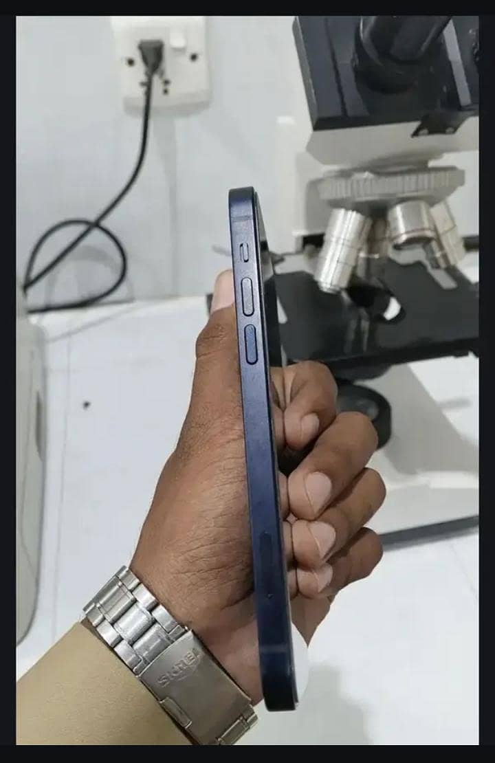 Apple iPhone 12 4
