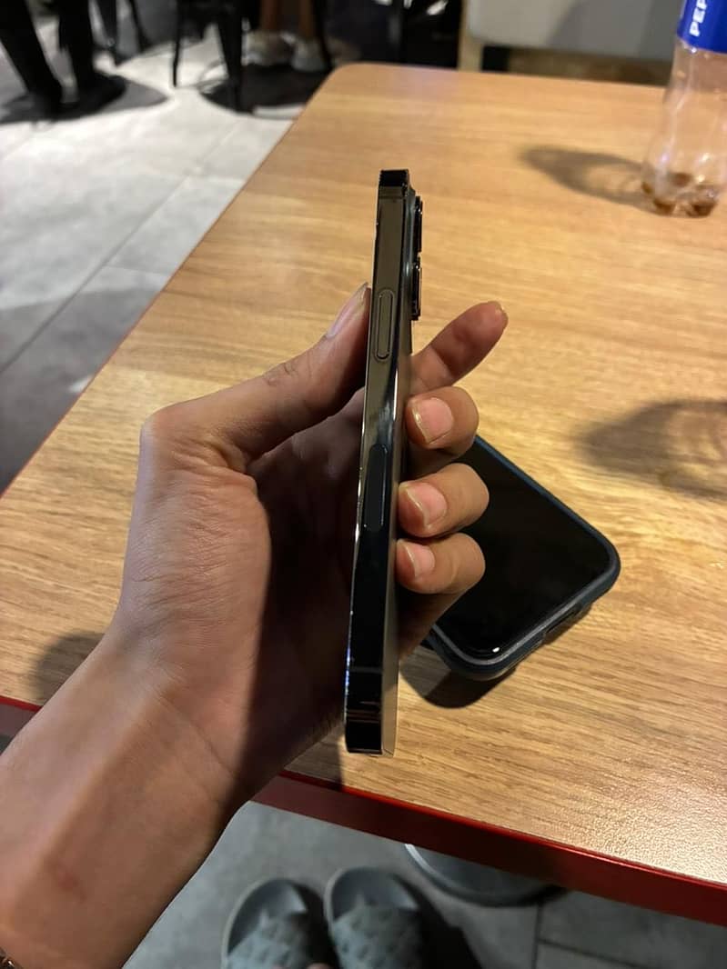 iPhone 13 Pro (Sim working) 4