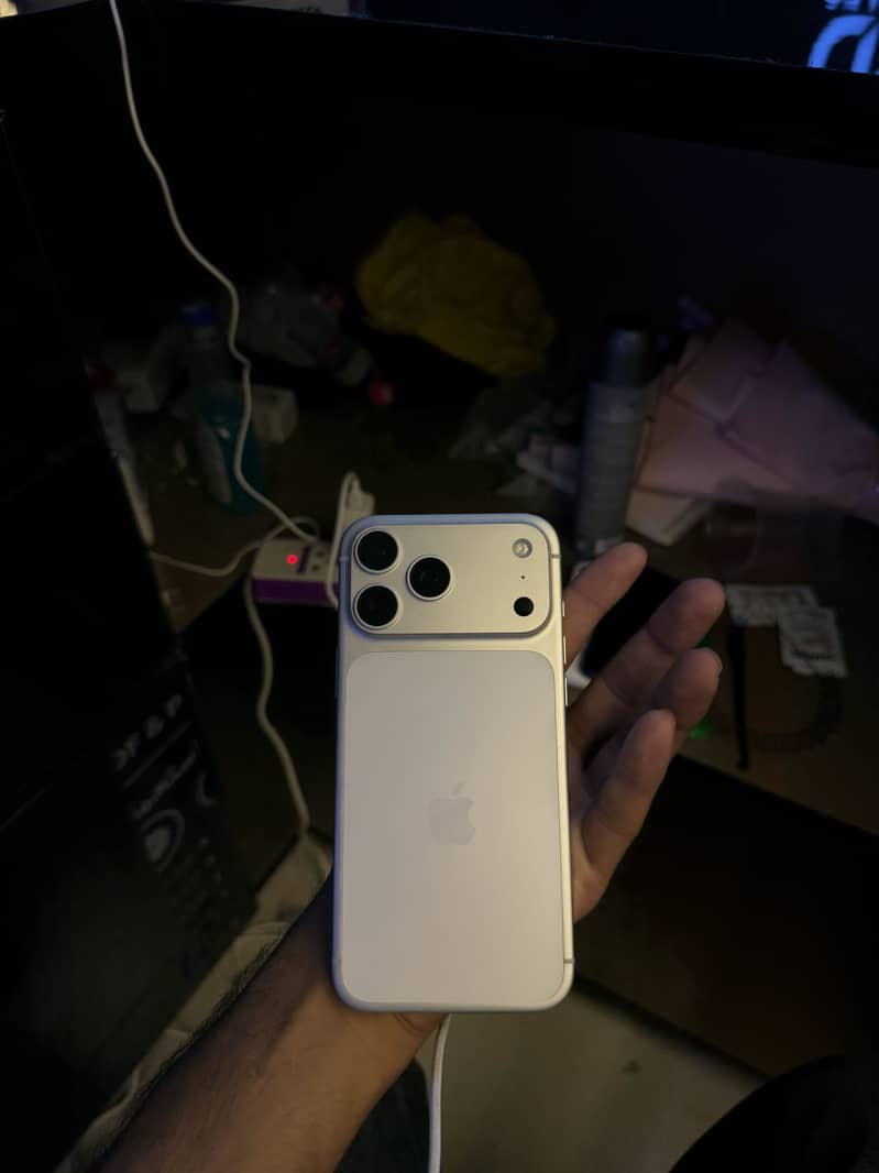Apple iPhone 17 Pro Max 4