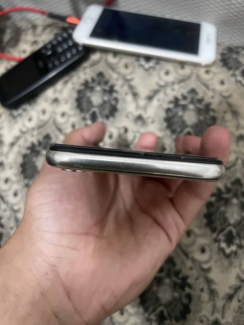 Apple iPhone X 4