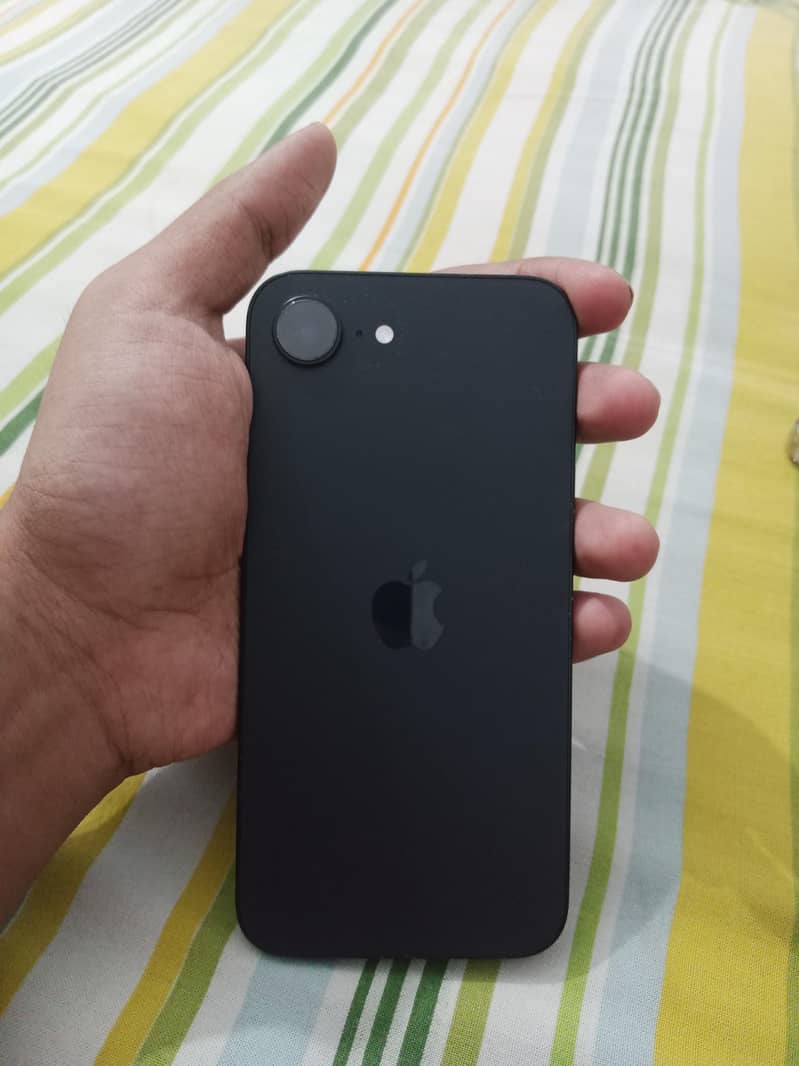 Apple iPhone 16e 0