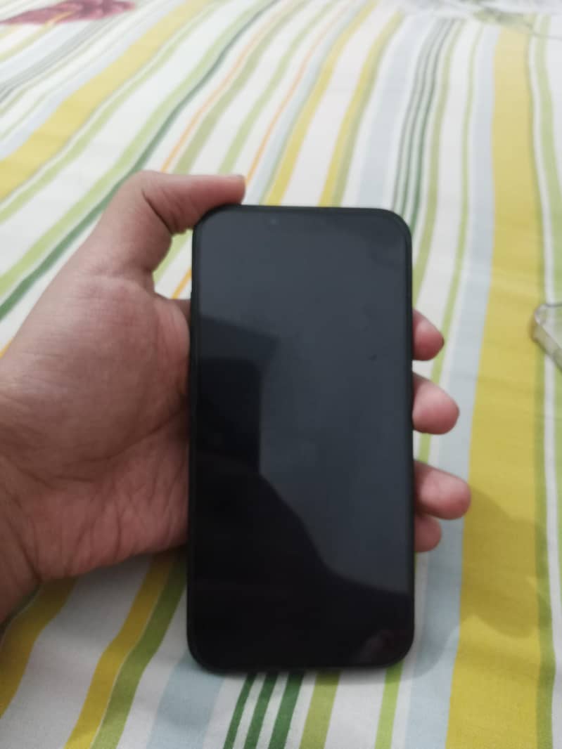 Apple iPhone 16e 1