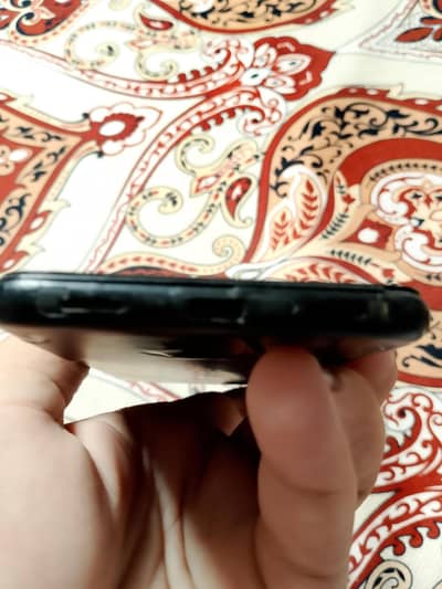 Google Pixel 4a screen karab ha baqi ok ha