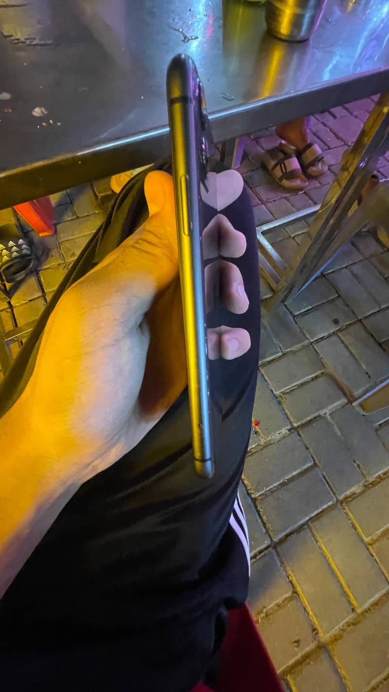 Apple iPhone 11 4
