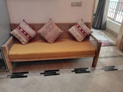wood sofa table n cusion
