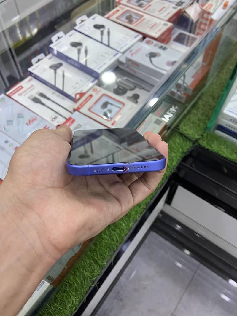 Apple iPhone 16 3