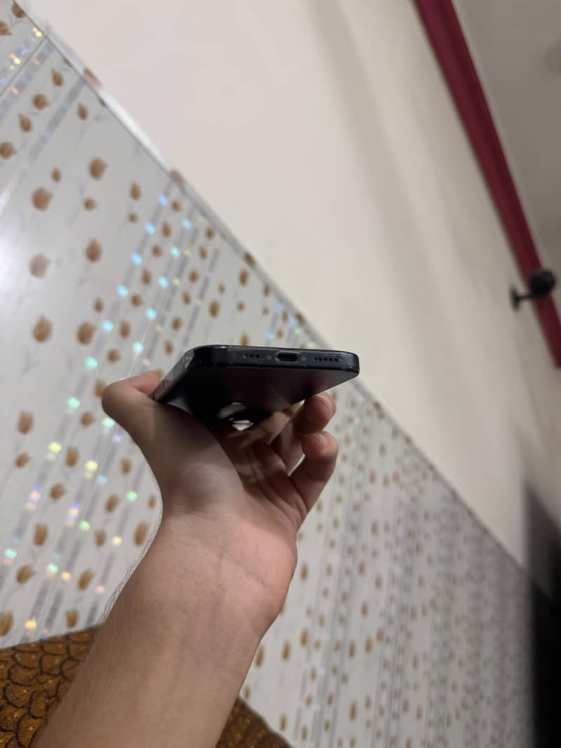Apple iPhone 16 2