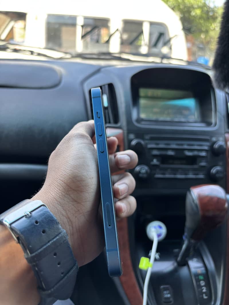 Apple iPhone 13 2
