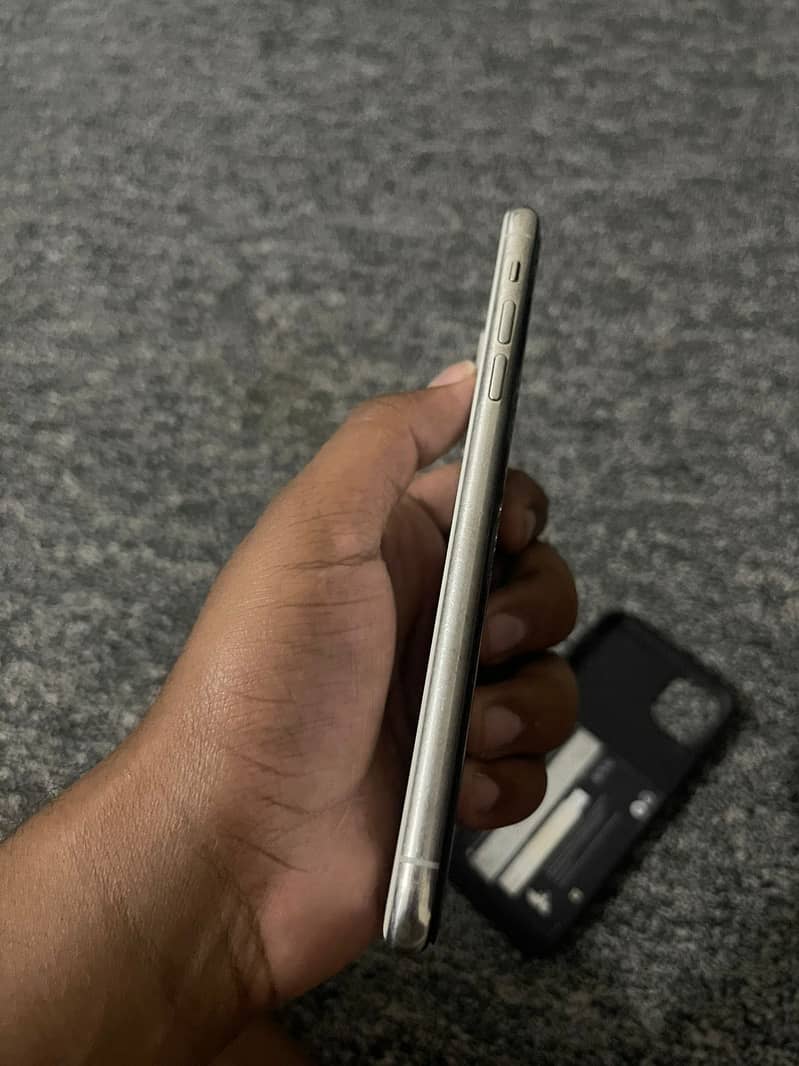 iPhone 11 Pro Max 4