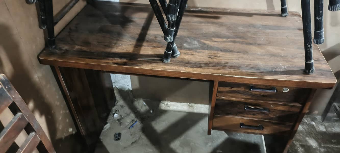 table and chairs 0