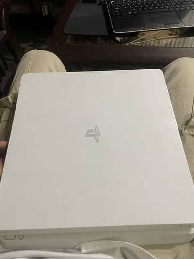 PS 4 slim snow edition jail break with 2 controllers with box