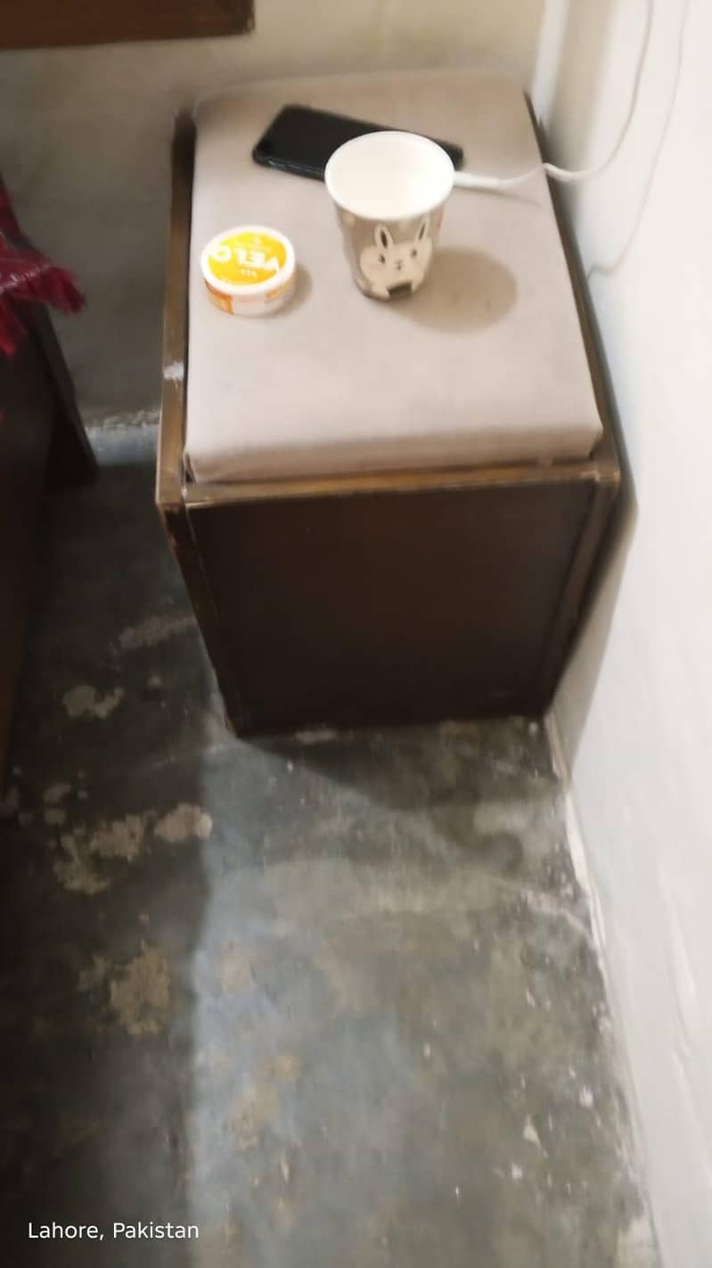1 dubble bad  side table dressing 9