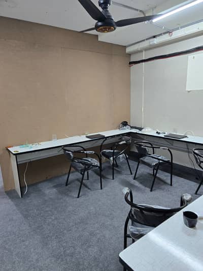 Sharing office available for rent 700sqft in shahar e Faisal.