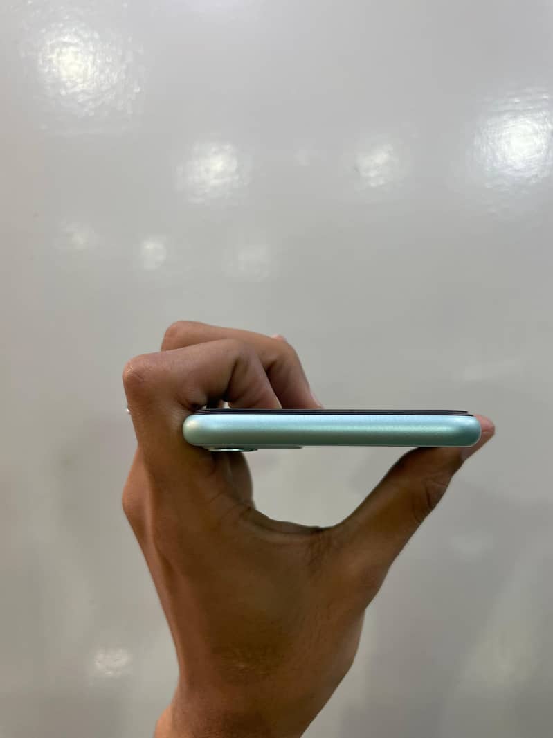 Apple iPhone 11 4