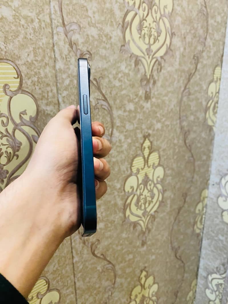 Apple iPhone 13 2