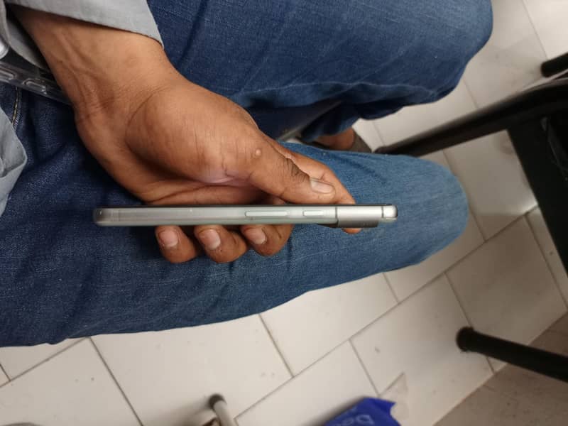 Google Pixel 8 4