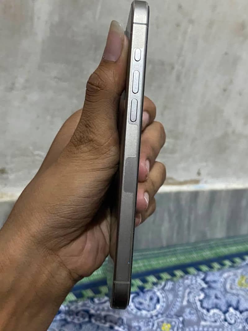 iPhone 15 Pro Max 4