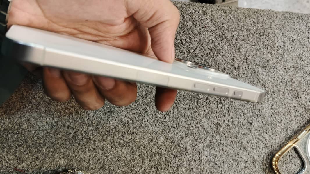 iphone 15 pro max 3