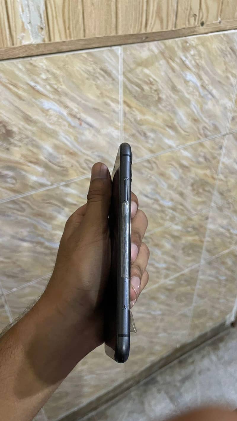 Apple iPhone 11 4