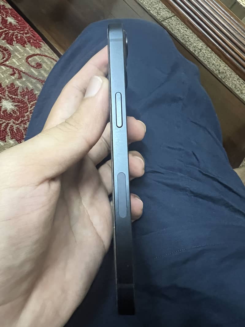 iphone 13 10/10 condition 2