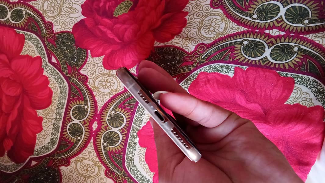 Apple iPhone XS Max 4