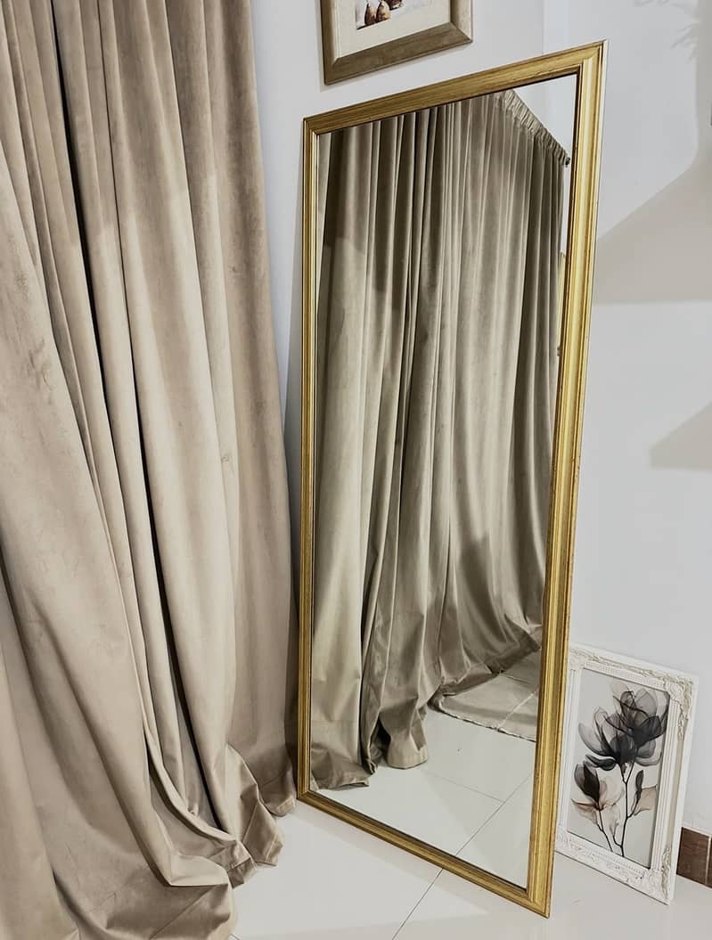 Mirror standing 1