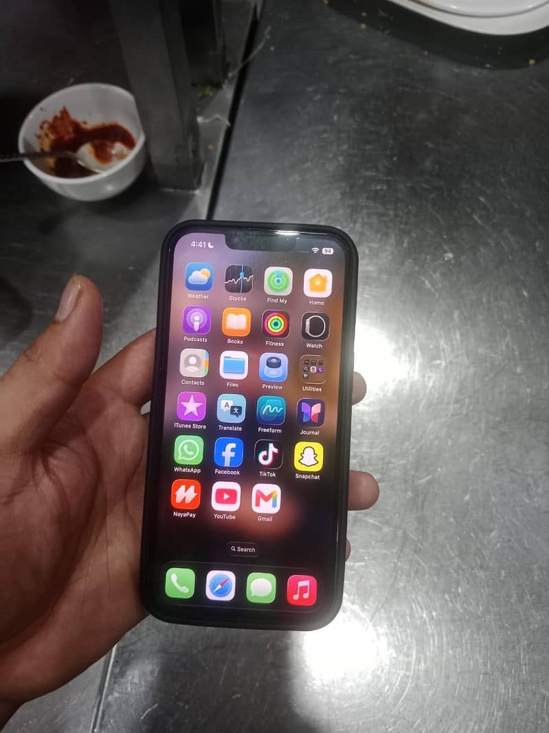 Apple iPhone 13 4