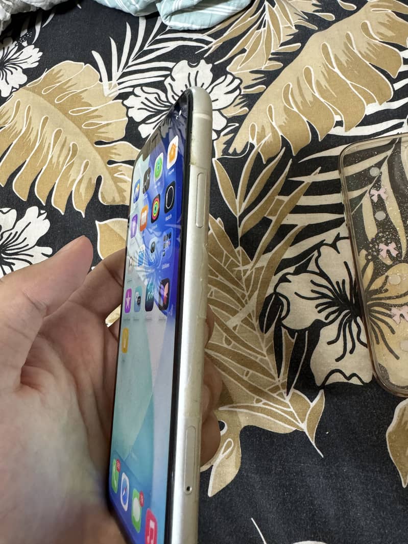 Apple iPhone 11 4