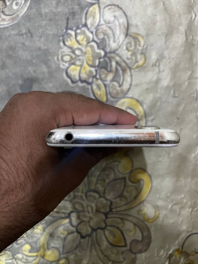 Sharp Aquos R2 4