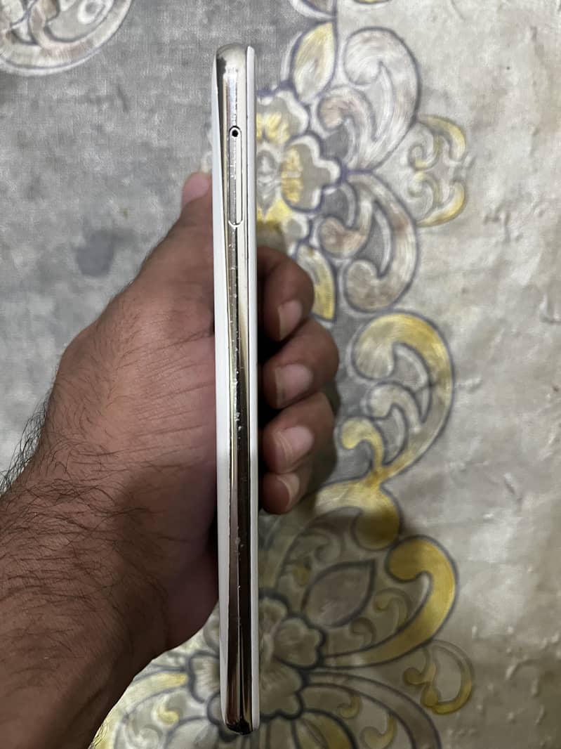 Sharp Aquos R2 5