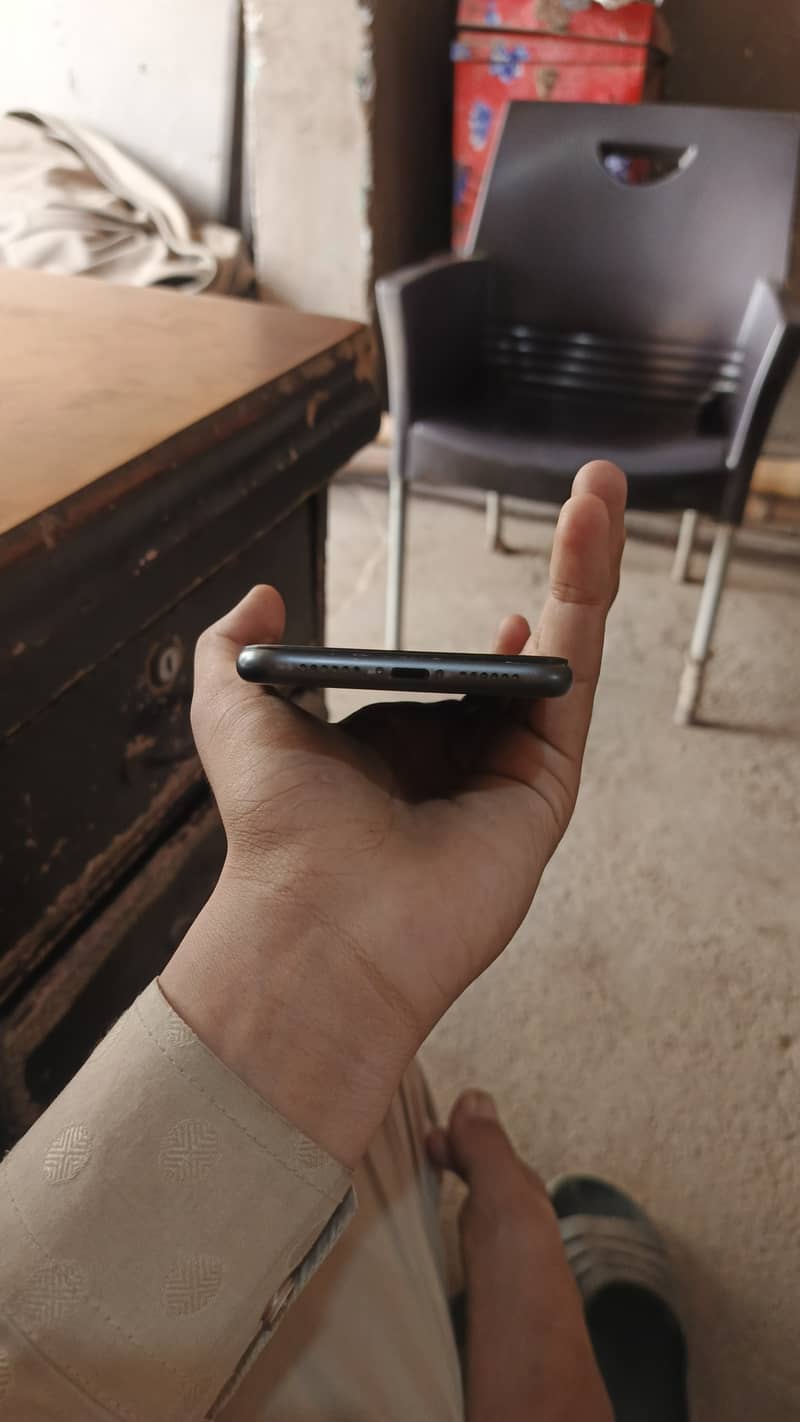 Apple iPhone 11 4