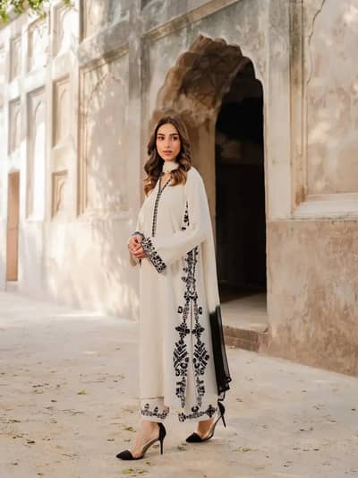 beautiful ladies 3 piece unstitched suit with free delivery
