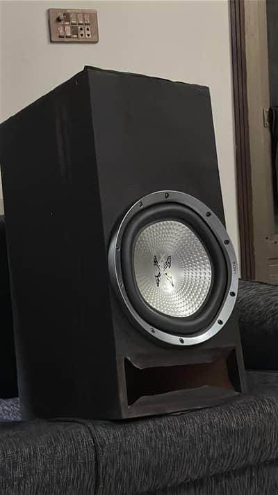 Bhot acha woofer ha 2000 hazar watt ka or bass be bhot zada achi ha