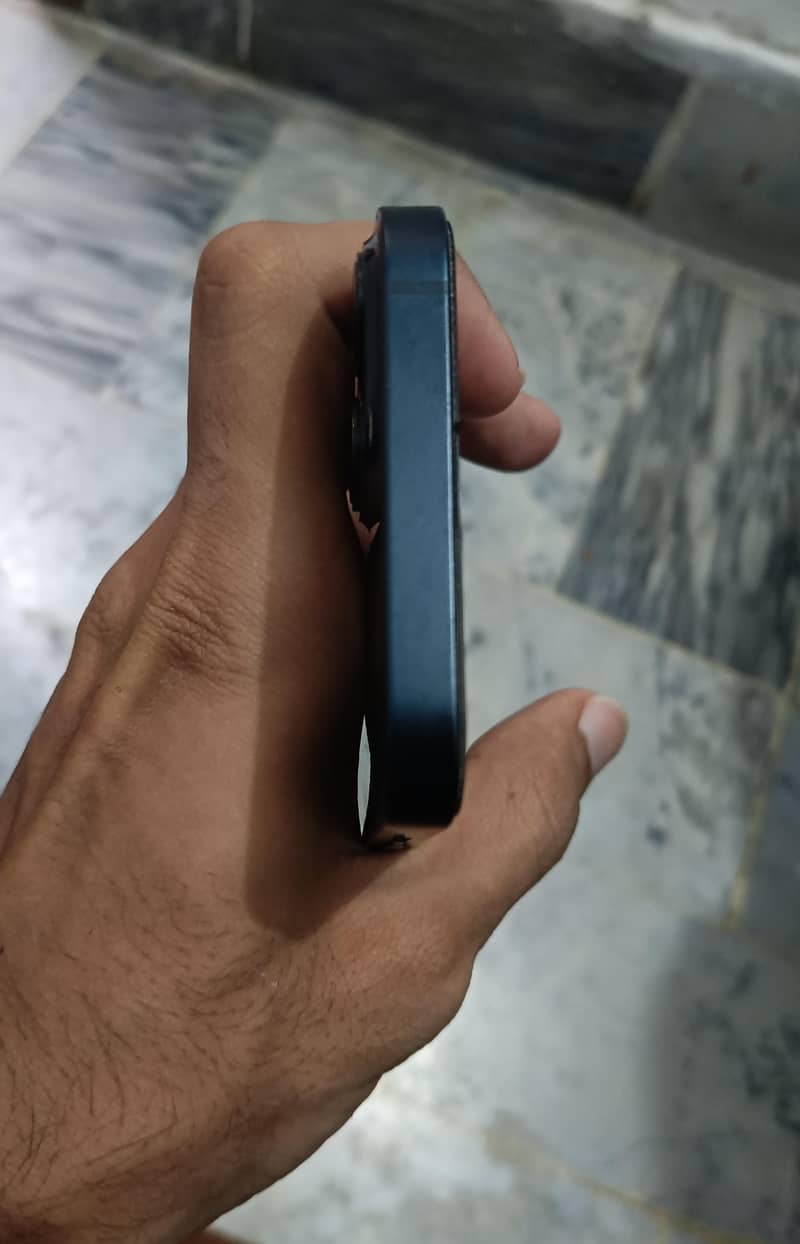 Apple iPhone 13 5